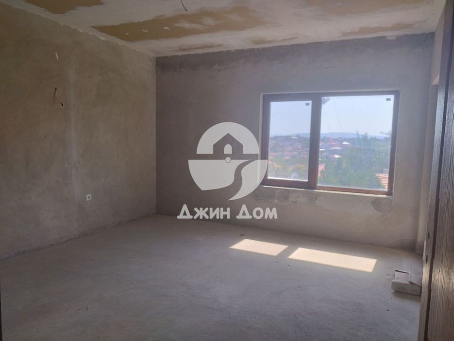 Двуетажна къща с двор в гр. Бяла