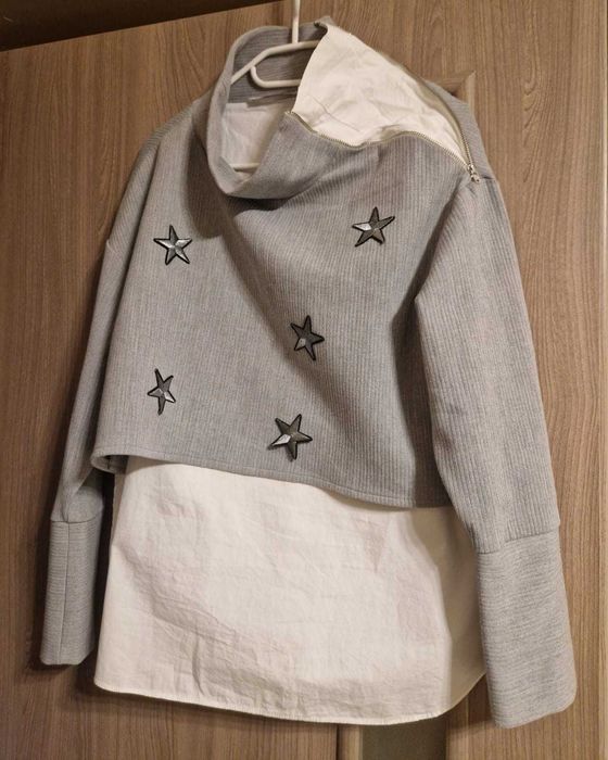 Bluză stylish 2 în 1 gri cu cămașă albă.