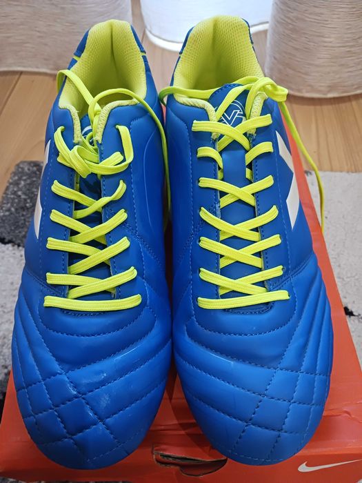 Футболни обувки Victory, 40 номер, носени един път.