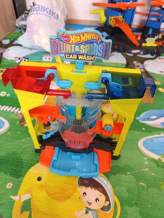 Гаражи и писти hot wheels