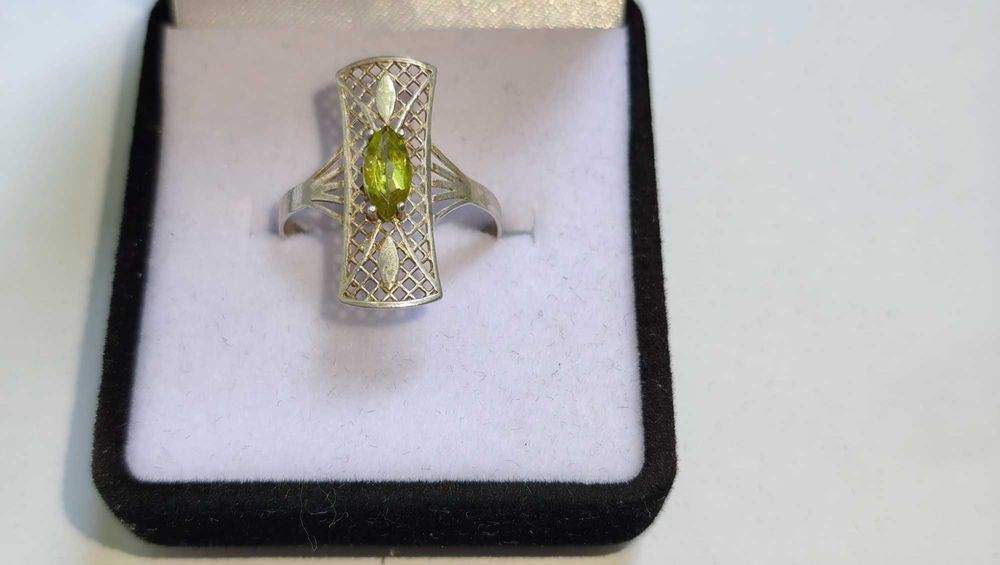 Красивое серебряное кольцо с камнем ХРИЗОЛИТ, размер 17.