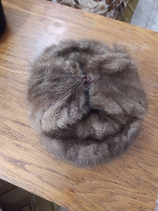 Меховые мужские шапки, шкурки кролика, меховые отходы.