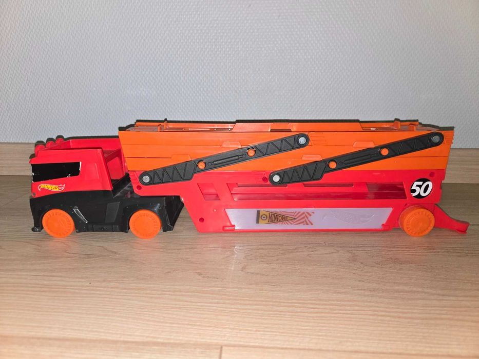 Hot Wheels / Хот Уилс / автовоз / гараж