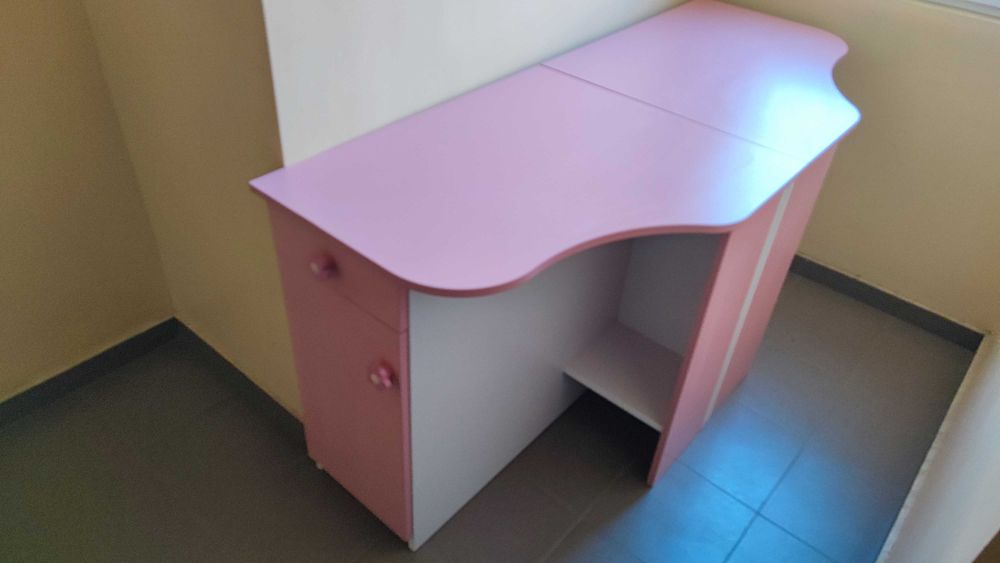 Бюро 50 лева или две огледални бюра за 100 лева