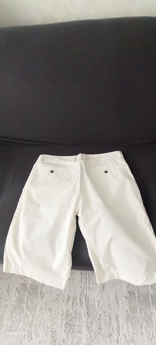 Продаю мужские белые шорты