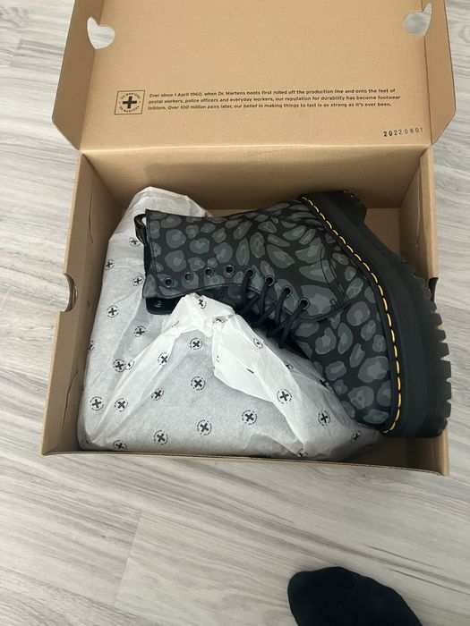 Vand ghete Dr Martens noi