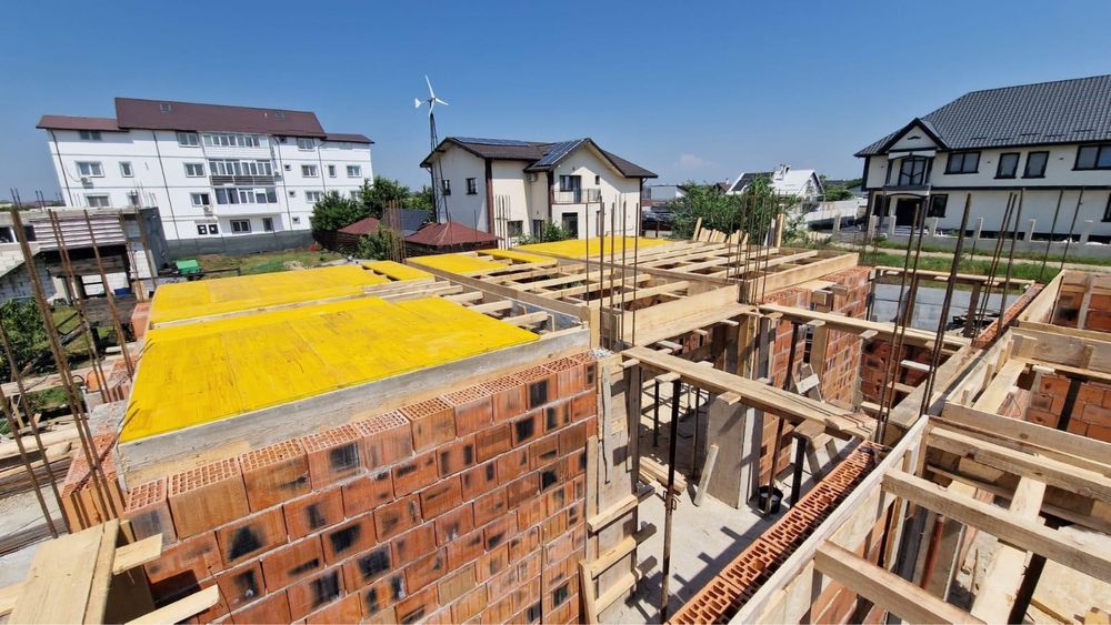 Executăm case la rosu