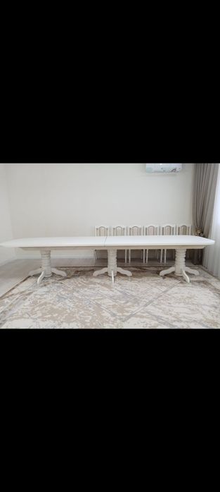 Стол с стулямм на 18 персон