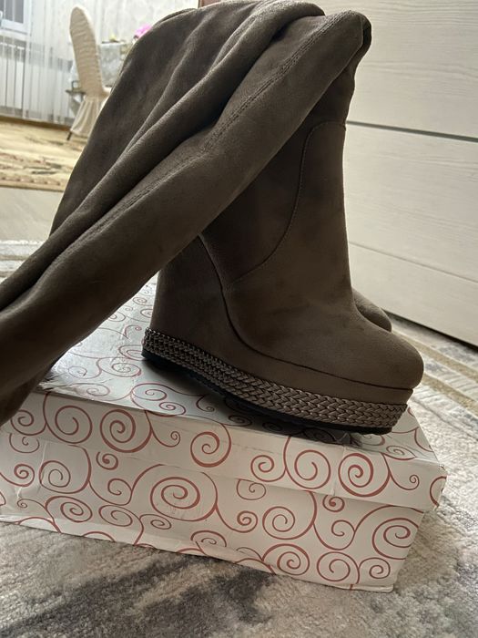 Замшевые новые сапоги на платформах