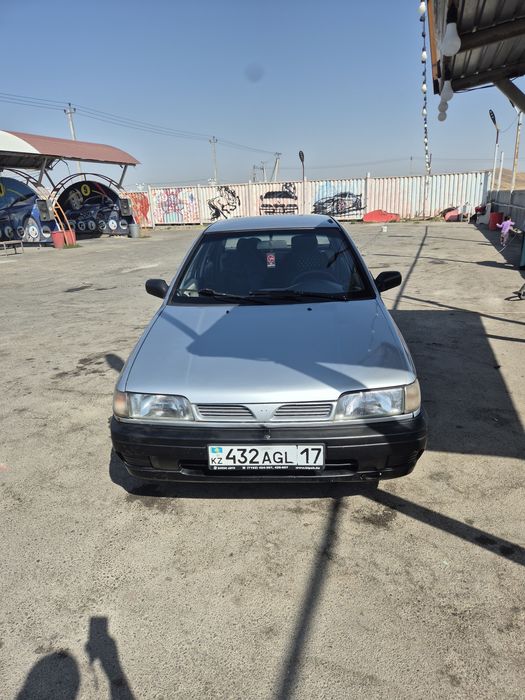 Nissan sunny 93г об 1,6 хэтчбек