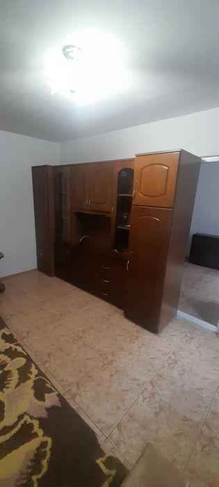 Biblioteca si canapea