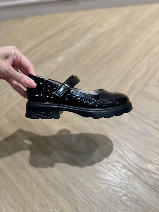 Продам туфли школьные