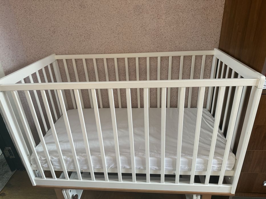 Продам манеж белый