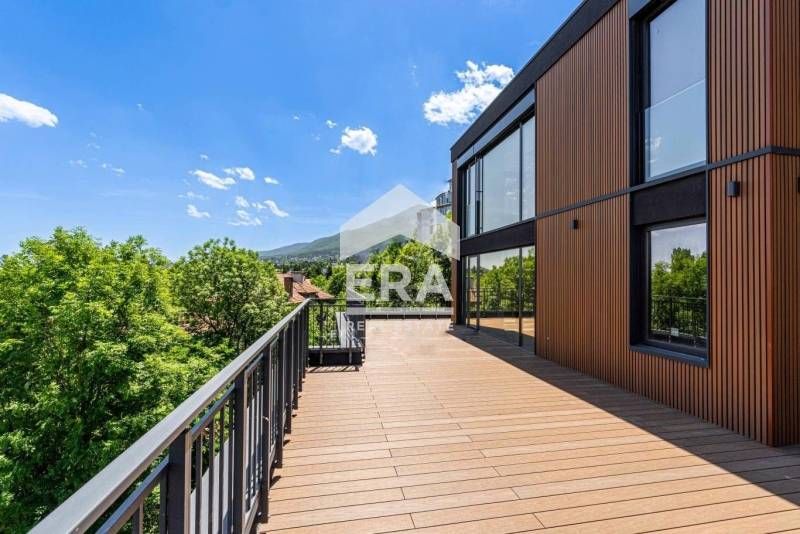 Прекрасен четиристаен апартамент с невероятни гледки към града и плани