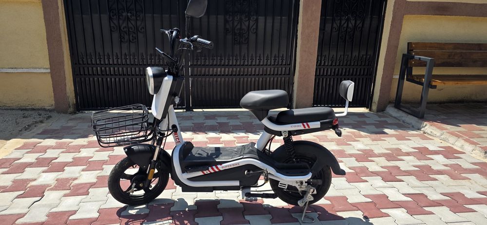 Scuter electric cu pedale