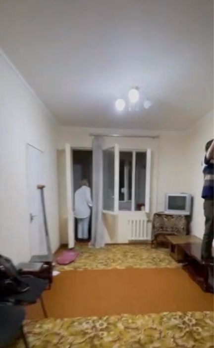 Chilonzor 17 kv 2 xonali lubboyiga srochni 400$ metro yonida