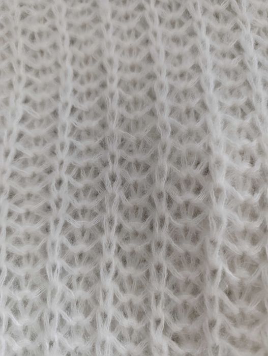 Нов ,бял пуловер.