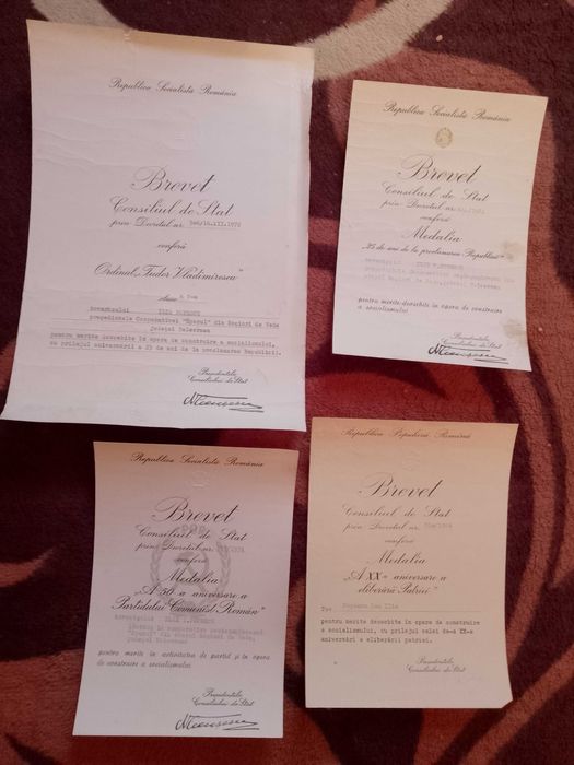 Brevete semnate Ceausescu si alte insigne comuniste.