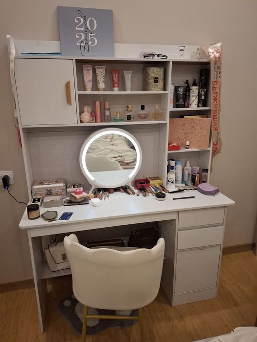 Стол для девушек, девочки. Макияж стол и для уроков