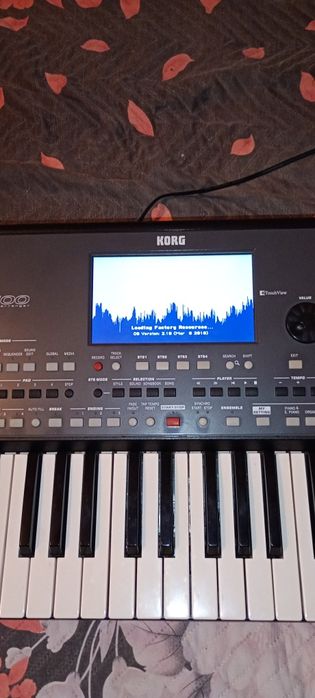 Продавам Korg pa 600