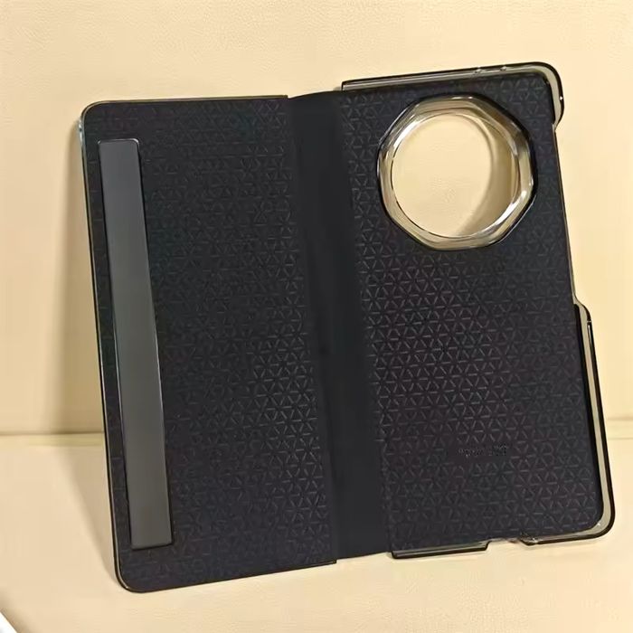 Продавам смарт калъф за Honor Magic V3