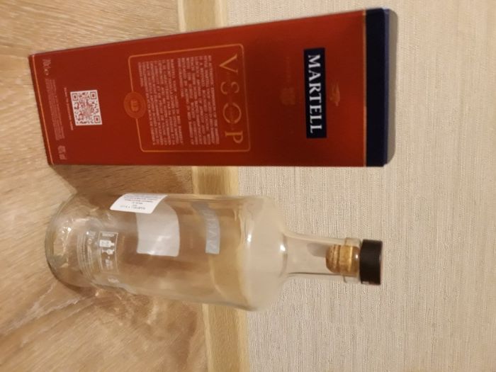Бутилка с кутия от коняк Martell V.S.О.Р red barrels за колекция