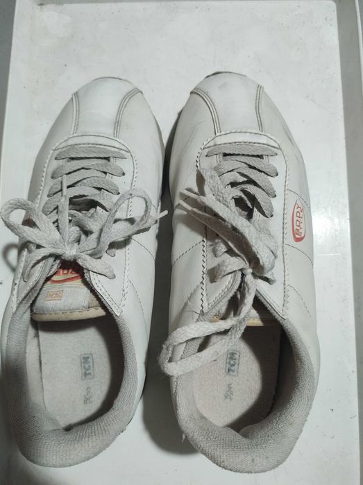 Продавам дамски маратонки