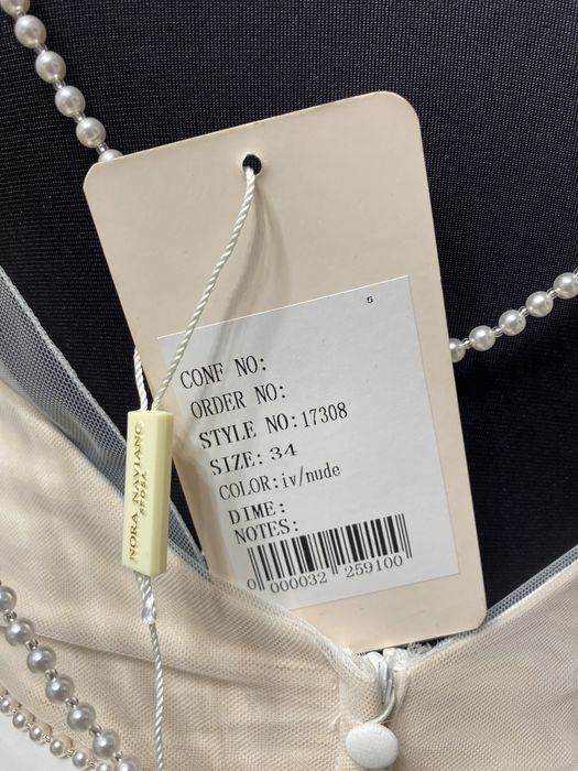 Белое платье с открытой спиной