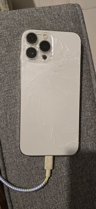 Vând iphone 13 pro max spart spate