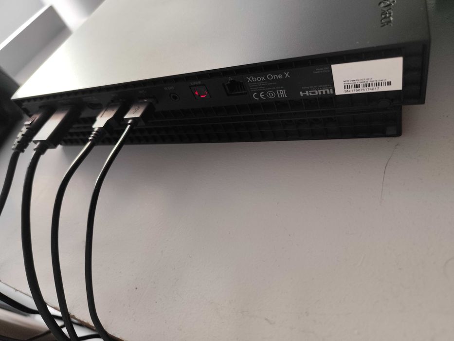 Xbox One X 1TB + игри