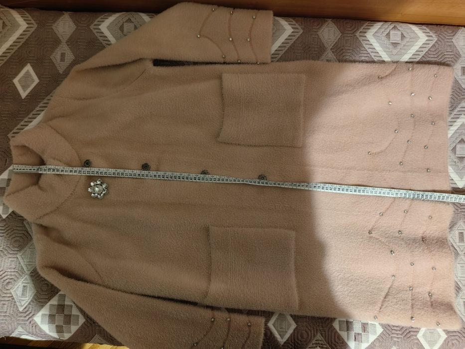 Дълго дамско зимно палто с брошка