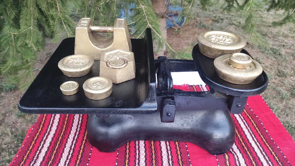 Рядко срещана стара английска чугунена везна с комплект тежести