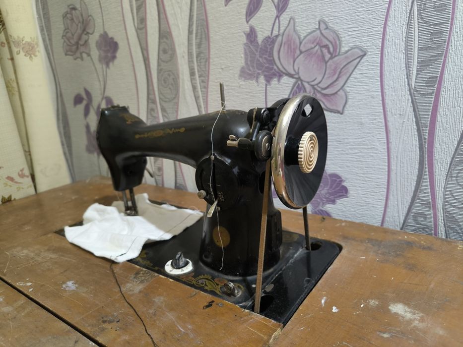Продам советскую швейную машинку,