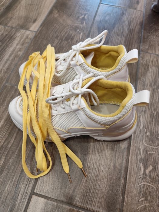 Дамски бели маратонки