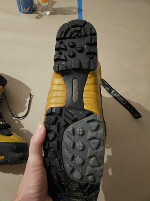 clapari ski de tura Lowa