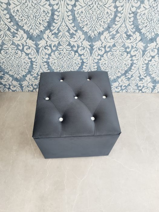Vând taburet negru Chesterfield cu spatiu de depozitare din catifea
