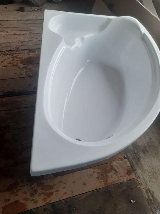 Vană pe colț ca nouă, 150x94  cu picioare si panou incluse