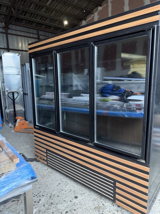 Хладилна витрина вертикална