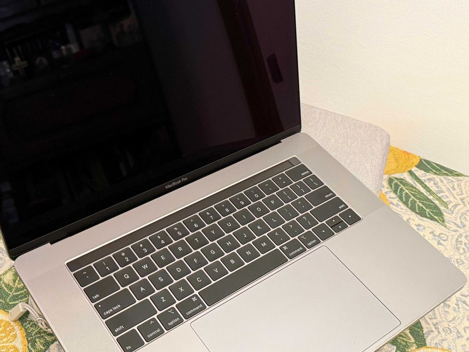 Macbook Pro 15,4" model A1990 2019 touch bar i7 16gb 256Gb