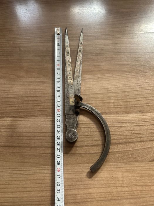 compas de trasaj și masurare vechi, din oțel, folosit în tâmplărie, lăcătușerie sau prelucrarea pielii.