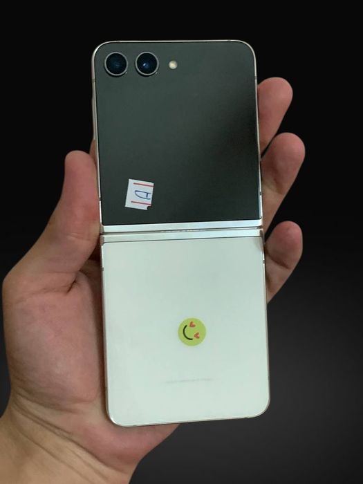 Samsung Z flip 5   5G.  8/256gb