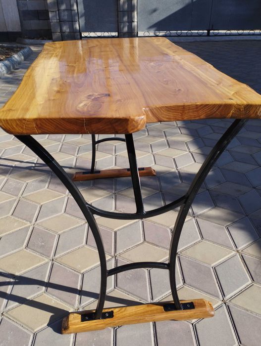 Стол из натурального дерева