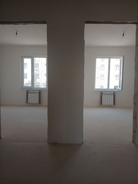 Uy sotiladi. Yangi qurilgan. Yoshlik ko'chada shashlik sitini orqasida