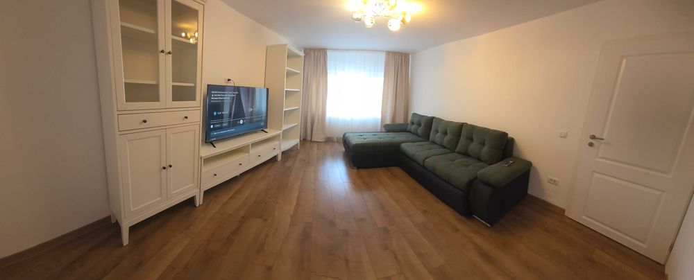 Apartament 3 camere, Scoala de politie