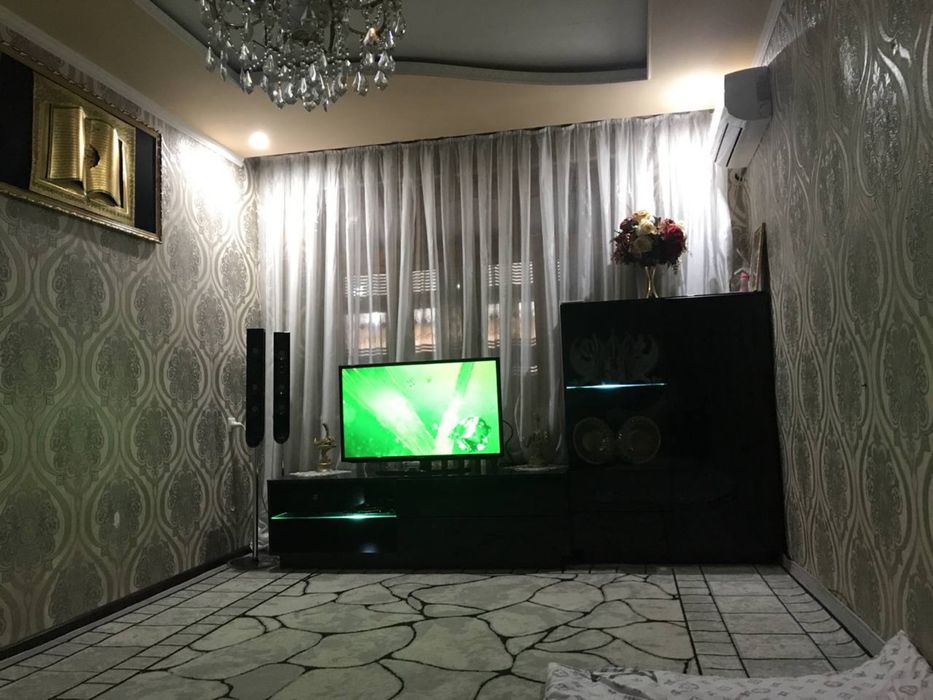 Hi Tech mebel sotiladi srochno ichida svetlari bor yonadi