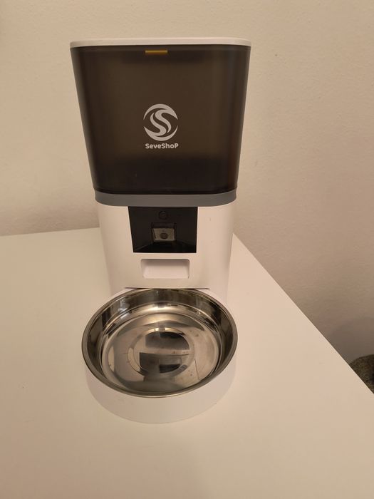 Două hrănitorloare  automate pentru  pisici sau caini