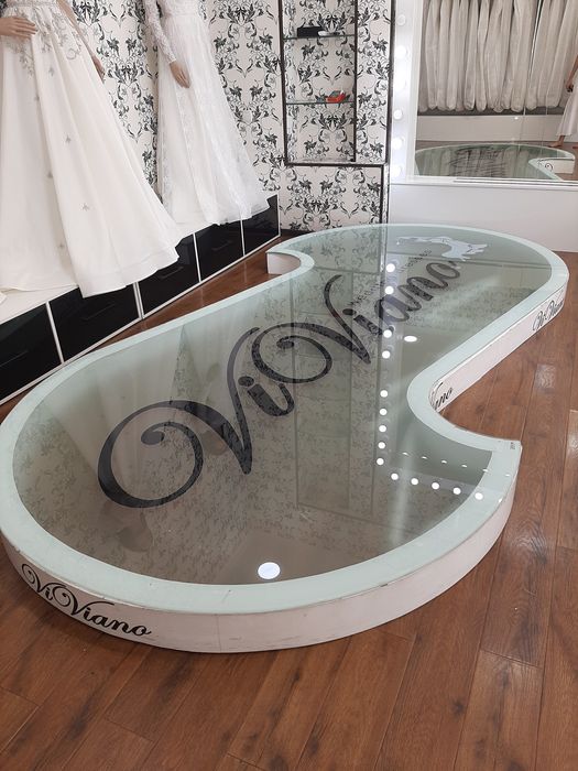 Подиум сотилади.