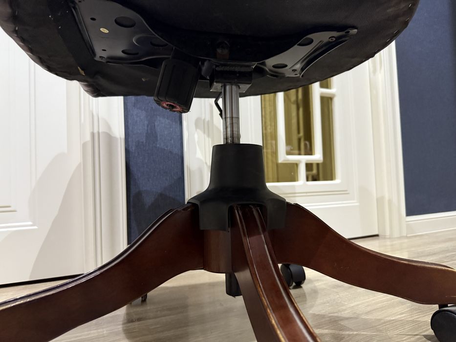 * шикарное офисное кресло из натуральных кожи и дерева