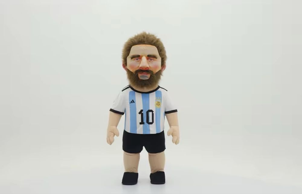Vând mascotă gonflabilă Messi 2.6 H cu baterie si incaracto