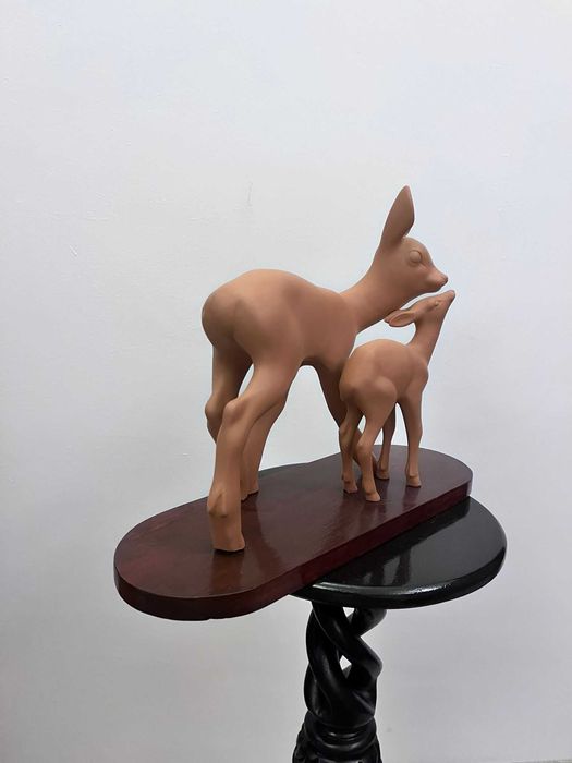 Bibelou statueta veche metalica pe soclu de lemn bibelouri